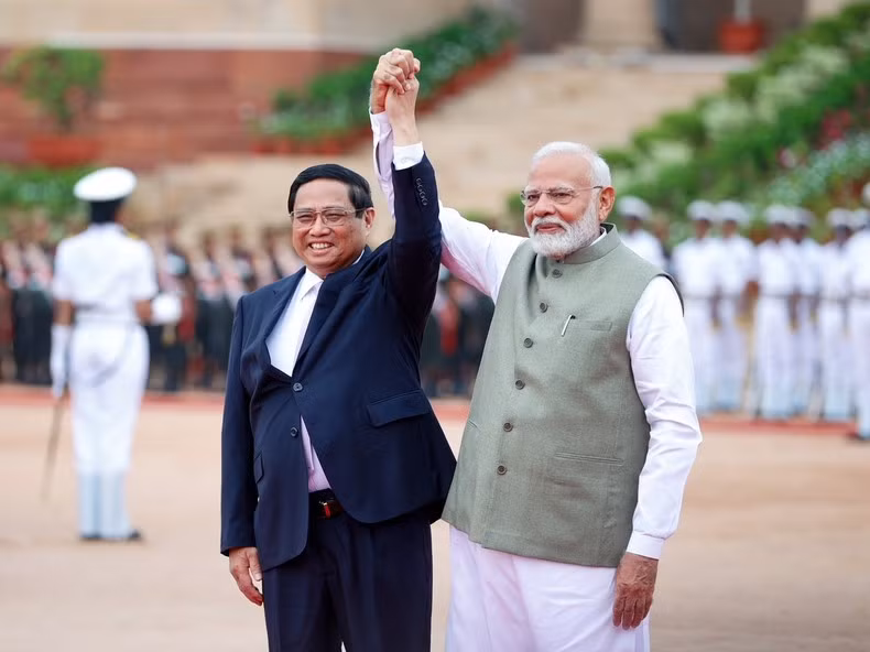 El primer ministro de Vietnam, Pham Minh Chinh, y su homólogo indio, Narendra Modi.