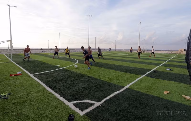 Los soldados de la isla de Truong Sa mantienen regularmente actividades deportivas, hacen ejercicio y mejoran su vida espiritual.
