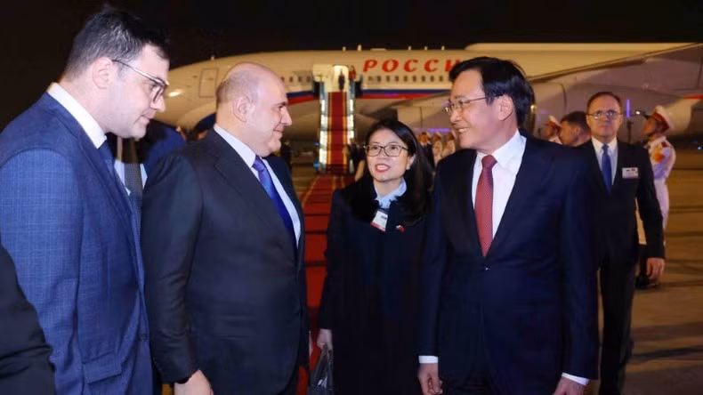 El ministro y jefe de la Oficina Gubernamental de Vietnam, Tran Van Son, recibe al jefe de Gobierno ruso.