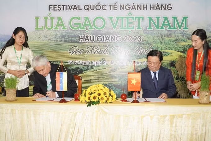 En el acto de firma. (Fotografía: nongnghiep.vn)