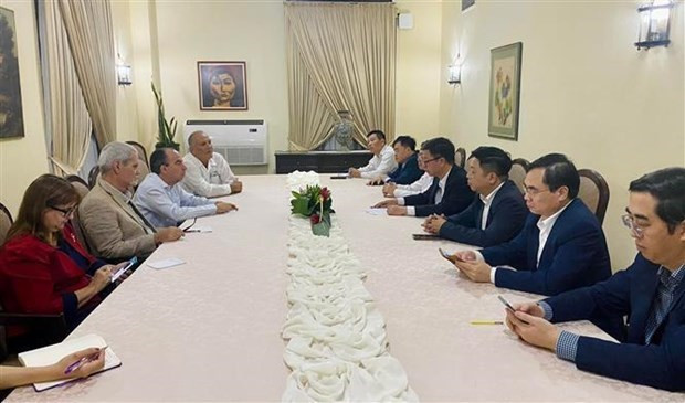 Sesión de trabajo entre la delegación del PCV y el miembro del Secretariado del Comité Central del Partido Comunista de Cuba y jefe del Departamento Ideológico, Rogelio Polanco Fuentes. (Fotografía: VNA)
