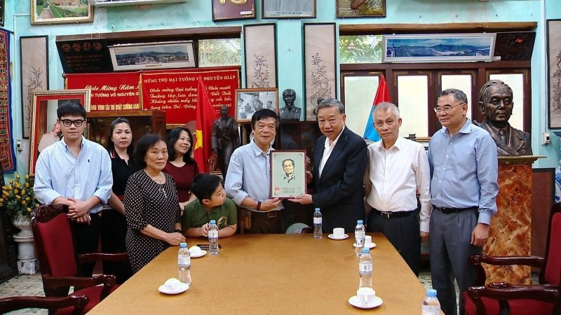 El secretario general del Partido Comunista de Vietnam, To Lam, y la familia del General Vo Nguyen Giap. (Fotografía: VNA)