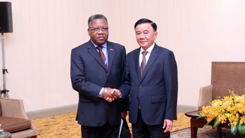 El miembro del Buró Político y permanente del Secretariado del Comité Central del Partido Comunista de Vietnam, Tran Cam Tu, y el miembro del Buró Político del Movimiento Popular de Liberación de Angola, Jorge Inocencio Dombolo. (Fotografía: VNA)