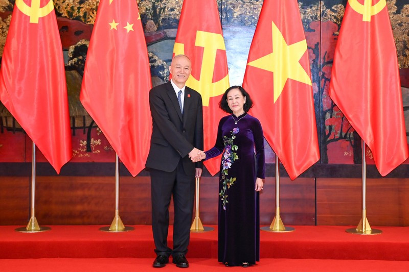 Truong Thi Mai, miembro del Buró Político, permanente del Secretariado del Comité Central del Partido Comunista de Vietnam (PCV), y jefa de su Comisión de Organización, recibe al miembro del Comité Permanente del Buró Político y del Secretariado del Comité Central del Partido Comunista de China (PCCh), Cai Qi. (Fotografía: Nhan Dan)