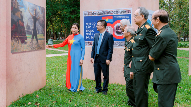 Veteranos de guerra visitan la exposición. (Fotografía: Nhan Dan)