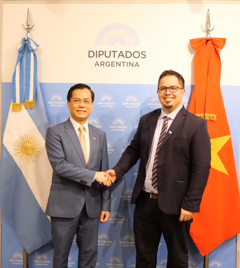 El vicecanciller Ha Kim Ngoc se reúne con el presidente del Grupo Parlamentario de Amistad Argentina-Vietnam, Santiago Pauli. (Fotografía: VNA)