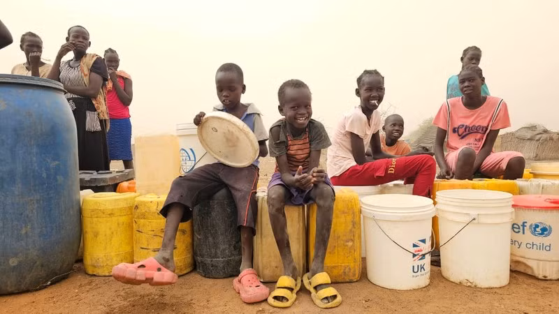 El suministro de agua potable es una de las actividades de los jóvenes vietnamitas en Abyei. (Fotografía: Equipo de ingenieros militares de Vietnam en la Unisfa)
