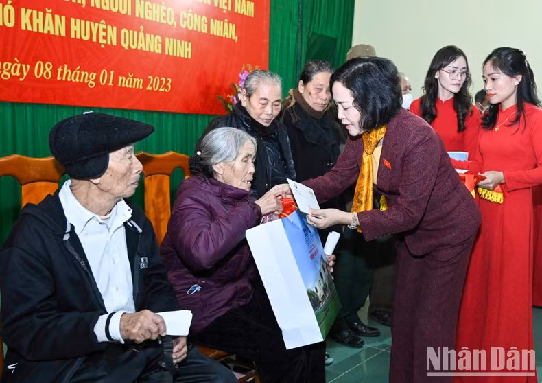 La jefa de la Comisión de Asuntos sobre Diputados del Parlamento, Nguyen Thi Thanh, entrega regalos a los necesitados.