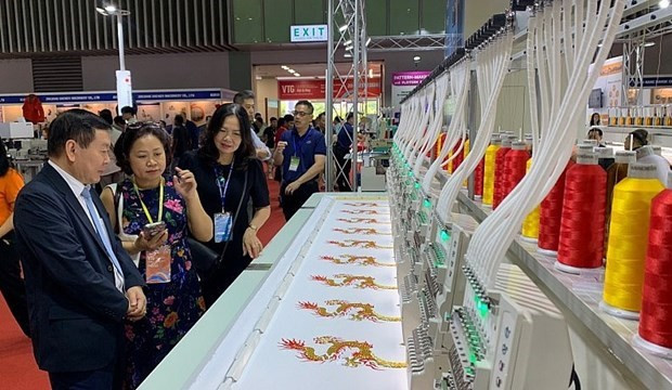 Tecnologías de vanguardia, productos y soluciones creativas en confección, textil y calzado presentados durante las ferias internacionales de confección-textil. (Fotografía: VNA)