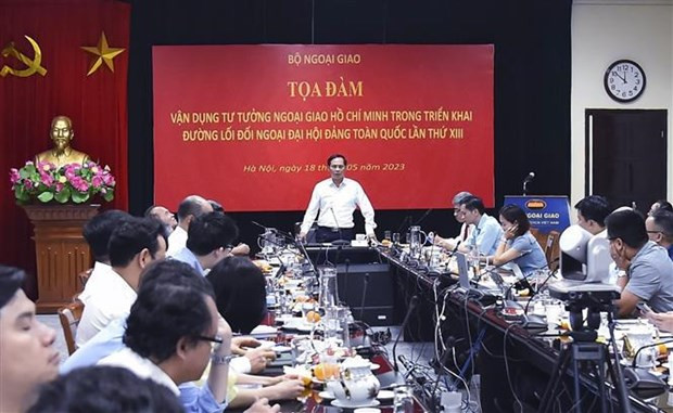 El canciller Bui Thanh Son habla en el evento. (Fotografía: VNA)