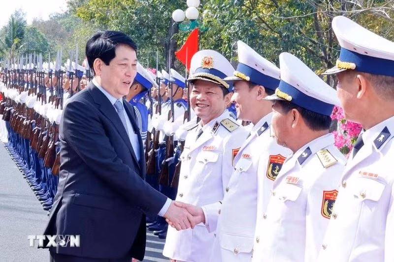 El presidente de Vietnam, Luong Cuong, visita por el Tet a las fuerzas armadas estacionadas en la provincia de Kien Giang. (Fotografía: VNA)