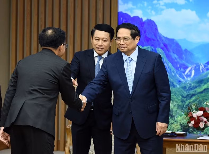 El jefe de Gobierno vietnamita recibe a la delegación laosiana.