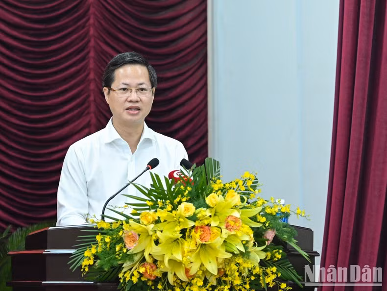 El presidente del Comité Popular provincial, Doan Anh Dung, expone un informe.