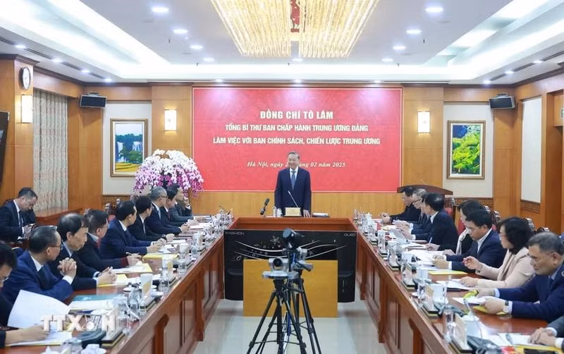 El secretario general del Partido Comunista de Vietnam, To Lam, en reunión con la Comisión de Políticas y Estrategias del Comité Central del Partido. (Fotografía: VNA)