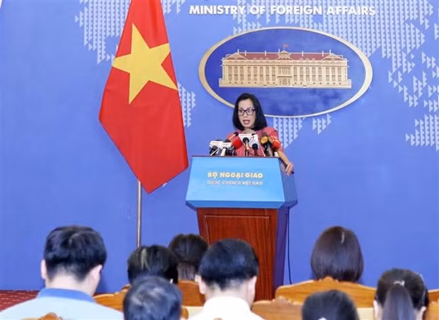 La portavoz adjunta del Ministerio de Relaciones Exteriores Pham Thu Hang responde a las preguntas de los reporteros. (Fotografía: VNA)