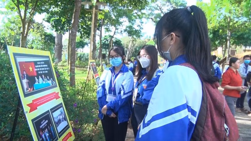 Visitantes a la muestra. (Fotografía: Nhan Dan)