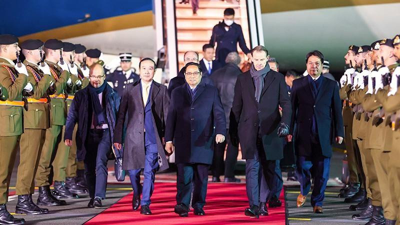 El primer ministro de Vietnam, Pham Minh Chinh, llega al aeropuerto internacional de Findel. (Fotografía: VGP)