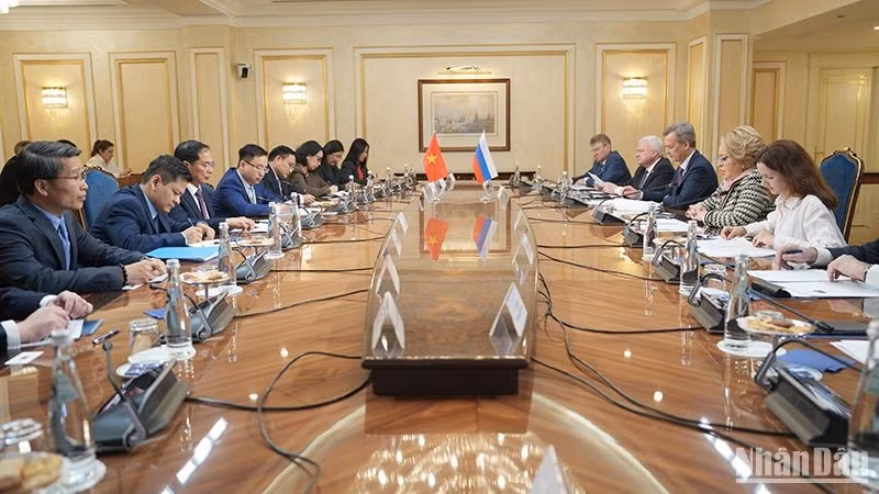 El vicepremier y ministro de Relaciones Exteriores de Vietnam, Bui Thanh Son, se reúne con la presidenta del Consejo de la Federación de Rusia, Valentina Matvienco. (Fotografía: Nhan Dan)