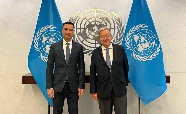 El secretario general de las Naciones Unidas, Antonio Guterres, recibe al embajador Dang Hoang Giang, jefe de la misión diplomática de Vietnam ante la ONU. (Fotografía: VNA)