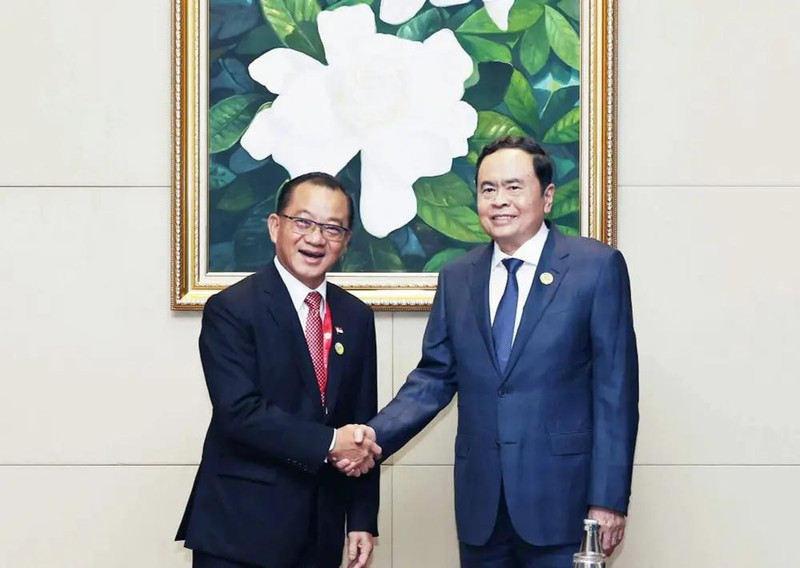 El presidente de la Asamblea Nacional de Vietnam, Tran Thanh Man (derecha), se reúne con su homólogo singapurense, Seah Kian Peng, al margen de la 45 Asamblea General de la Alianza Interparlamentaria de la Asean en Laos. (Fotografía: VNA)
