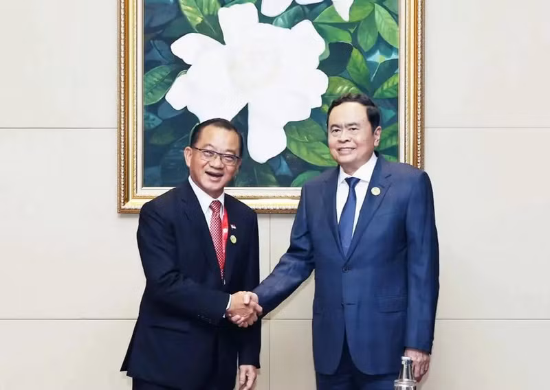 El presidente de la Asamblea Nacional de Vietnam, Tran Thanh Man (derecha), se reúne con su homólogo singapurense, Seah Kian Peng, al margen de la 45 Asamblea General de la Alianza Interparlamentaria de la Asean en Laos. (Fotografía: VNA)