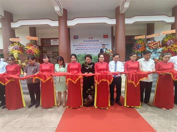 Delegados cortan la cinta inaugural de la obra “Casa conmemorativa de la aldea Moncada-Cuba”. (Fotografía: VNA)