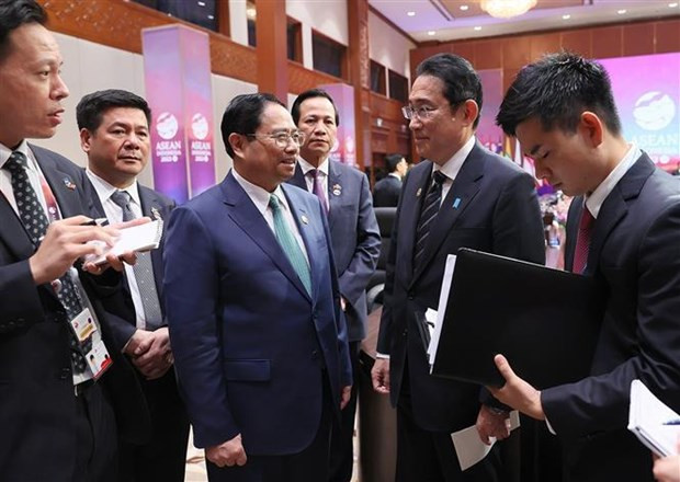 El primer ministro de Vietnam, Pham Minh Chinh, conversa con su homólogo japonés, Kishida Fumio. (Fotografía: VNA)