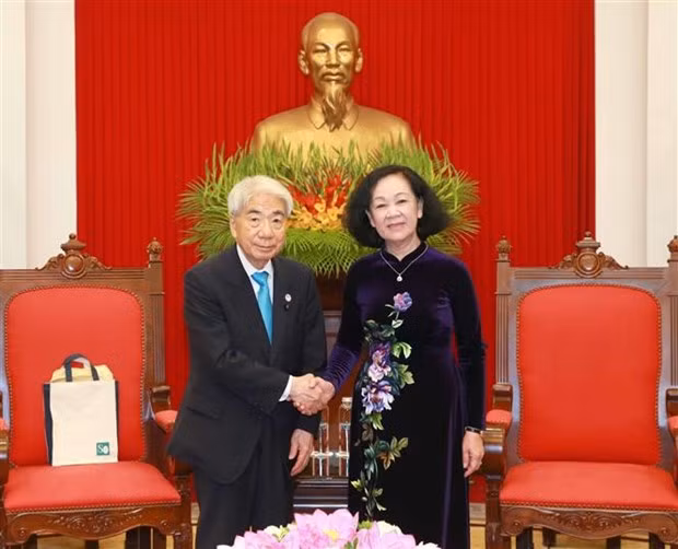 La miembro del Buró Político, permanente del Secretariado del Comité Central del Partido Comunista de Vietnam, y jefa de su Comisión de Organización, Truong Thi Mai, recibe al presidente de la Cámara de Consejeros de Japón, Otsuji Hidehisa. (Fotografía: VNA)