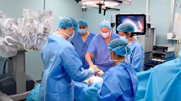 En la cirugía del profesor Thomas Ahlering. (Fotografía: VNA)
