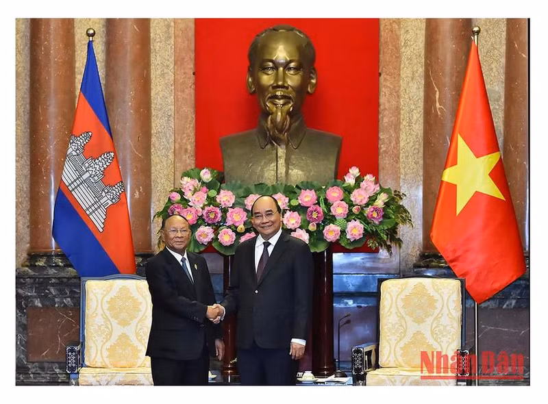 El presidente de Vietnam, Nguyen Xuan Phuc (derecha), y el titular de la Asamblea Nacional de Camboya, Samdech Heng Samrin. (Fotografía: Nhan Dan)