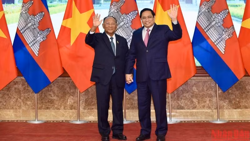 El primer ministro de Vietnam, Pham Minh Chinh, recibió al presidente de la Asamblea Nacional de Camboya, Heng Samrin. (Fotografía: Nhan Dan)