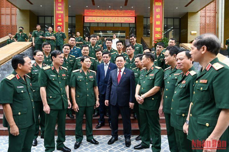 El presidente de la Asamblea Nacional de Vietnam, Vuong Dinh Hue, con delegados y estudiantes de la Academia Nacional de Defensa. (Fotografía: Nhan Dan)