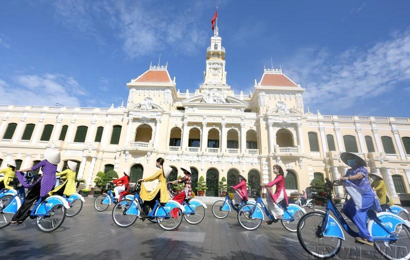 Desfile "Me encanta el Ao Dai vietnamita" en las calles de Ciudad Ho Chi Minh. (Fotografía: VNA)