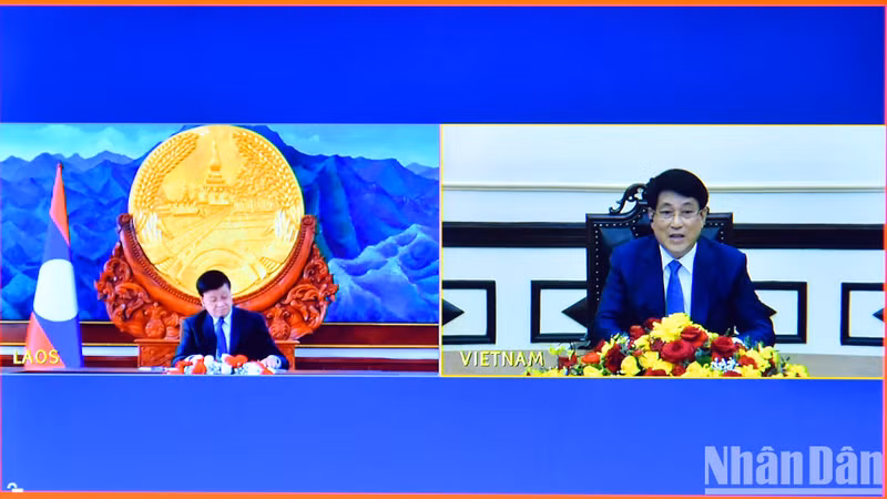 El presidente de Vietnam, Luong Cuong, y el secretario general del Partido Popular Revolucionario y presidente de Laos, Thongloun Sisoulith, mantienen conversaciones en línea. (Fotografía: Nhan Dan)