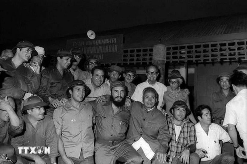 Fidel Castro y la delegación cubana se toman una foto de recuerdo en la Estación de Ben Hai durante una visita a la zona liberada de Vietnam del Sur, el 15 de septiembre de 1973. (Fotografía: VNA)
