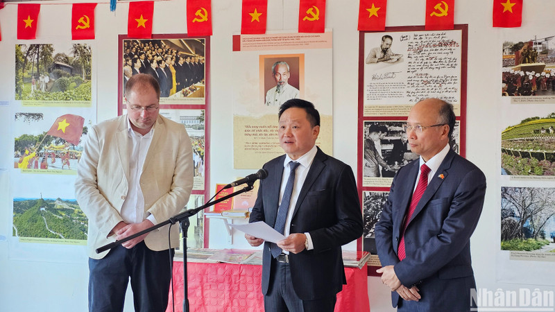 Phan Van Hung, redactor subjefe del periódico Nhan Dan, interviene en el acto. (Fotografía: Nhan Dan)