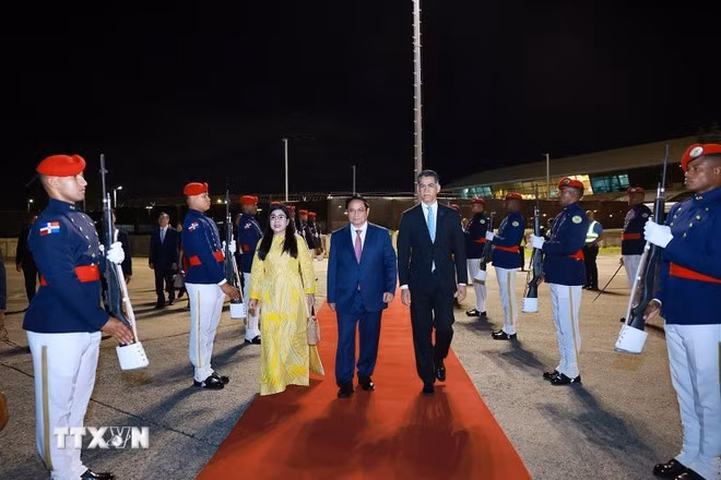 Ceremonia de despedida al jefe de Gobierno vietnamita y su esposa.