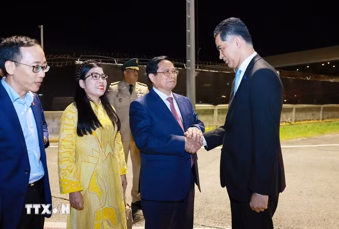 El primer ministro Pham Minh Chinh y su esposa en el Aeropuerto Internacional Las Américas, en Santo Domingo.