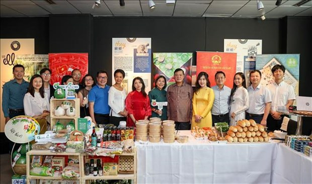 En el stand de Vietnam. (Fotografía: VNA)