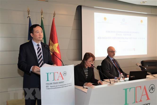 El embajador de Hanói en Roma, Duong Hai Hung, interviene en la cita. (Fotografía: VNA)