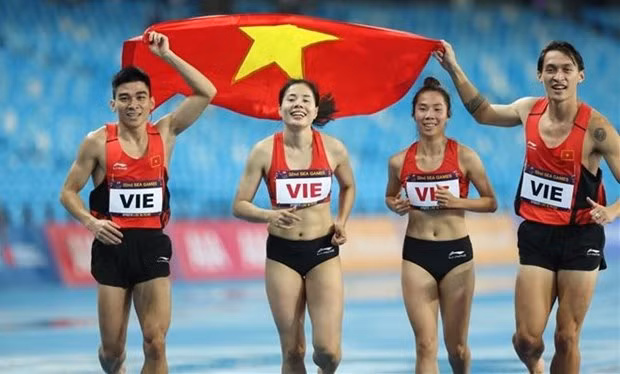 Atletas vietnamitas celebran su triunfo en la modalidad de relevo mixto 4x400 metros. (Fotografía: VNA)