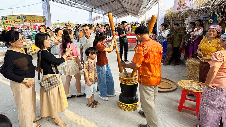 Turistas aprenden a elaborar el “com dep”.