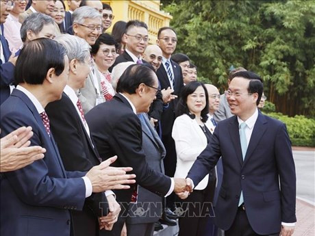 El presidente de Vietnam, Vo Van Thuong, saluda a los delegados. (Fotografía: VNA)