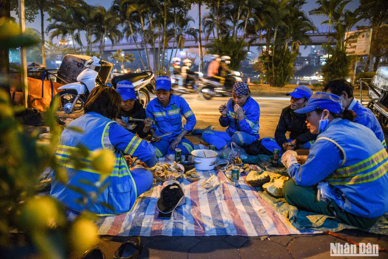 En esta ocasión especial, los trabajadores, aún uniformados, hablan de su vida diaria. El grupo se compone de 25 personas, 17 de las cuales son de otras ciudades o provincias. Se quedan en Hanói varios asuetos nacionales por el Año Nuevo Lunar dispuestas a mantener limpia la capital. “Más tarde, nos arreglaremos para visitar nuestro pueblo natal. En esta ocupación estamos acostumbrados a acoger el Tet en la calle”, expresó una de ellas.