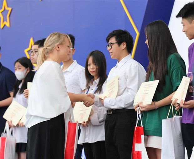 Premiación de un concurso de la literatura europea enmarcado en el evento. (Fotografía: VNA)