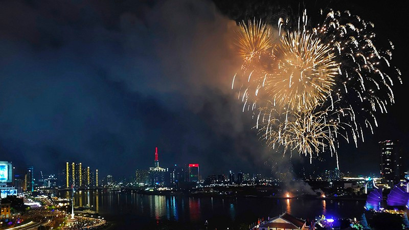 El espectáculo de fuegos artificiales en Ciudad Ho Chi Minh. (Fotografía: Nhan Dan) 