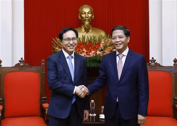 El miembro del Buró Político del Comité Central del Partido Comunista de Vietnam y jefe de su Comisión de Asuntos Económicos, Tran Tuan Anh (derecha), y el director general de la filial del grupo surcoreano Samsung en el país, Choi Joo Ho. (Fotografía: VNA)