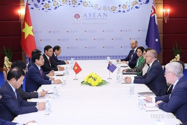 Al margen de las Cumbres 40 y 41 de la Asean en la capital camboyana de Phnom Penh, el primer ministro de Vietnam, Pham Minh Chinh, se reunió con su par australiano, Anthony Albanese. (Fotografía: VNA)