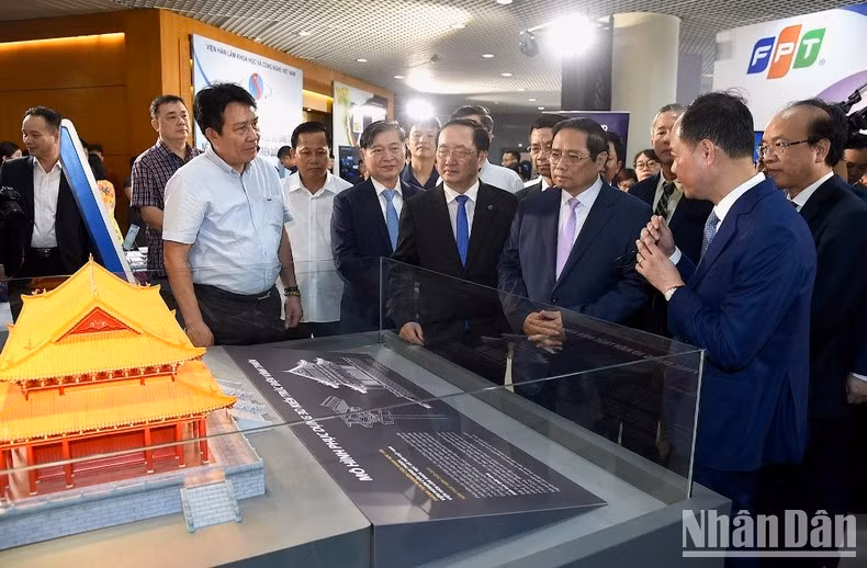 El jefe de Gobierno recorre una exposición in situ de productos tecnológicos.