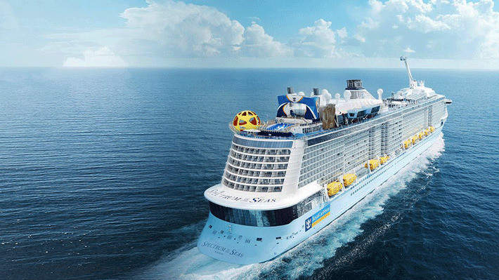 Arriba a Vietnam súper crucero con miles de turistas